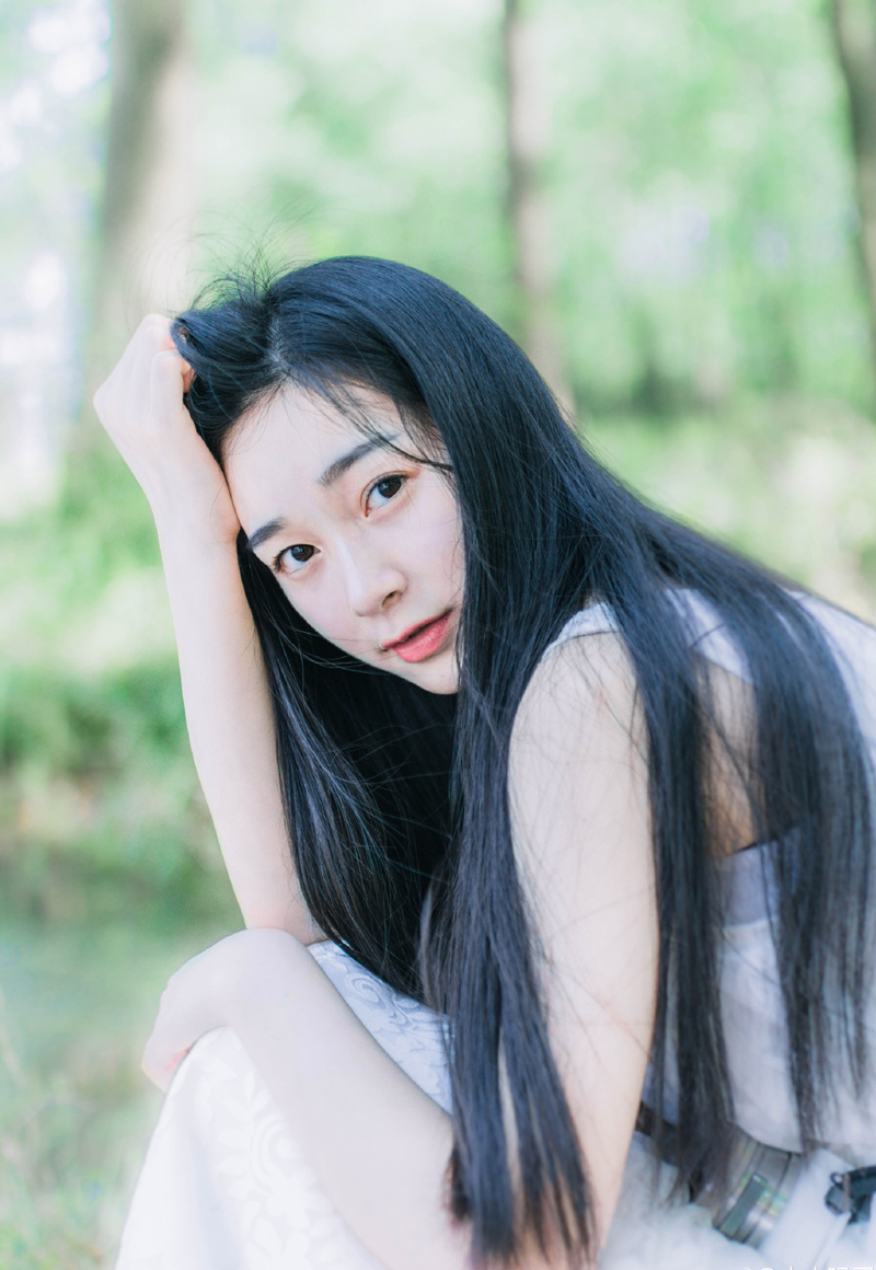 如果说生活是一种姿态，我宁愿选择冷漠;如果说对待一份感情，包括友情和亲情，我宁愿选择冷淡无情。可惜人总非草木，往往总在交叉处令你左右为难!人总喜欢在利益面前根根计较，总为利益去伤害彼此间的感情!这难道就是人生存的本能吗?人生就这么讽刺吗?你不找事，事找上你，会有水落石出的一天!也许这只是一场闹剧，因为我不相信它能凭空消失。人心怎么说呢?穷，会被瞧不起，会被亲情冷漠。富，身边的都是荣耀奉承。